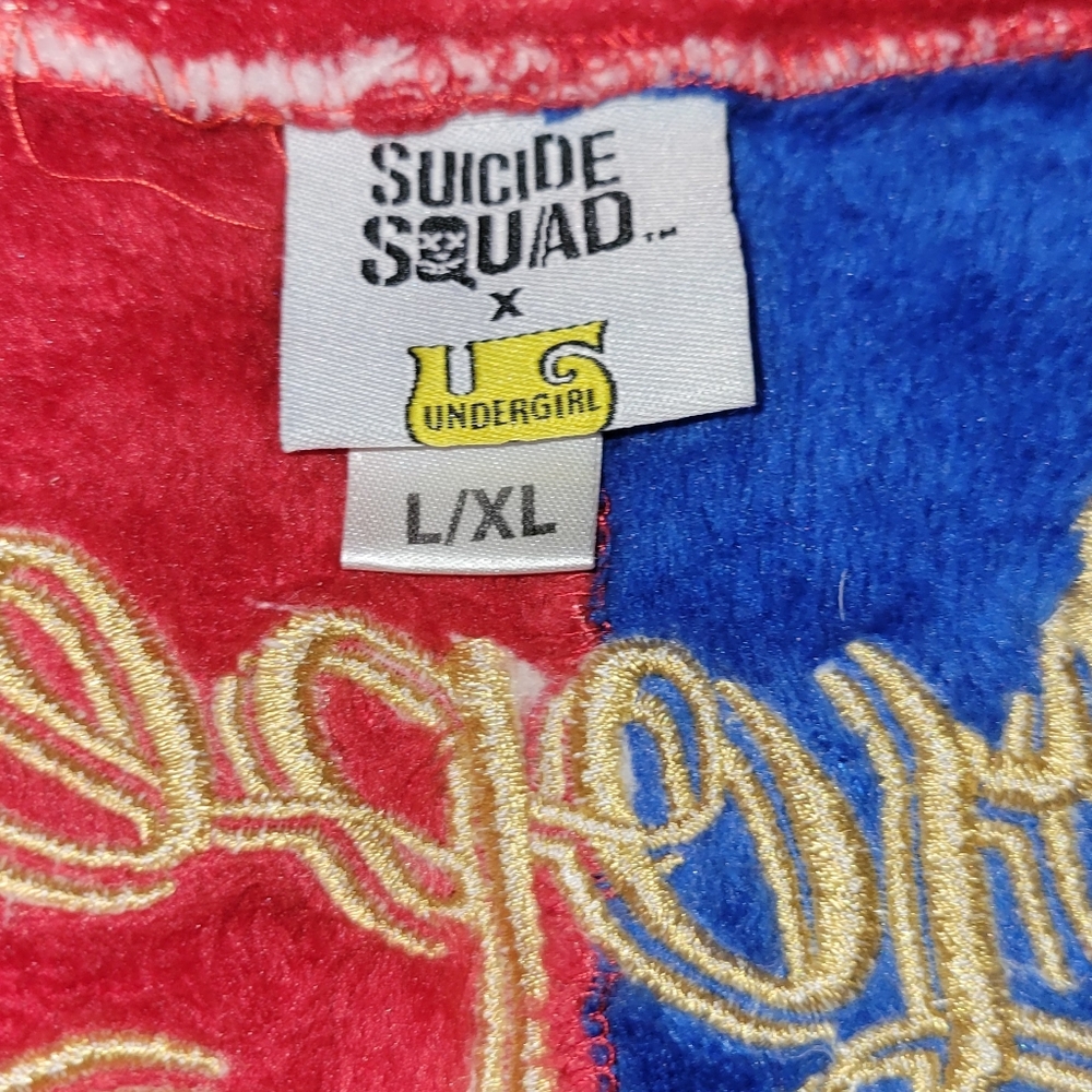 Harley Quinn Robe - Picture 5 of 6